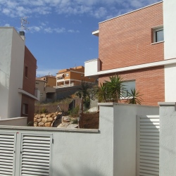 3 VIVIENDAS UNIFAMILIARES EN CALAFELL: 2 ADOSADAS + 1 AISLADA