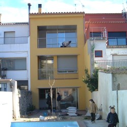 VIVIENDA UNIFAMILIAR ENTRE MEDIANERAS